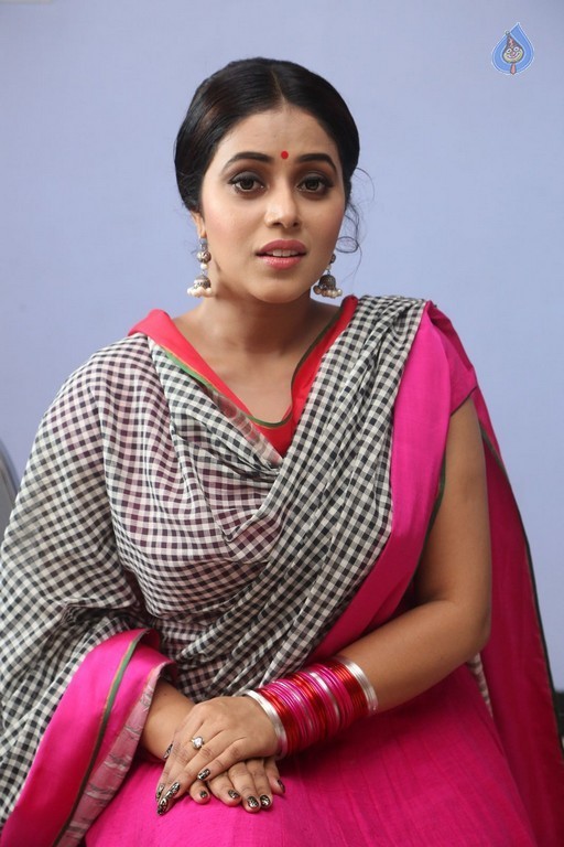 Poorna Latest Stills - 33 / 39 photos