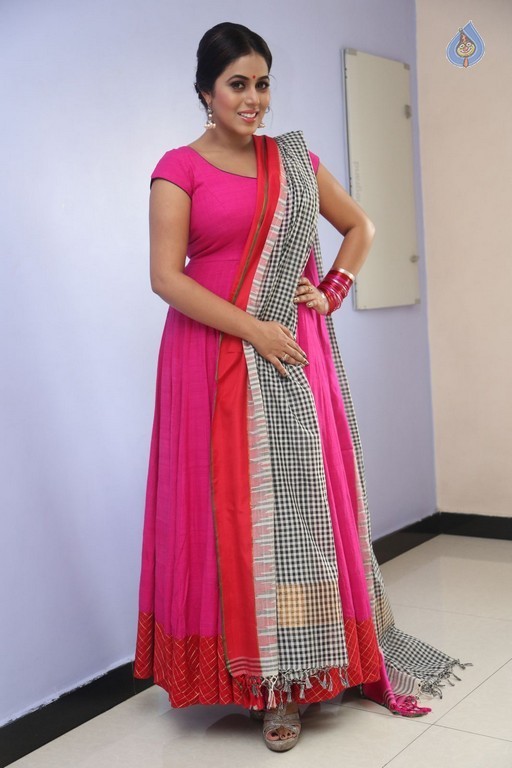 Poorna Latest Stills - 38 / 39 photos