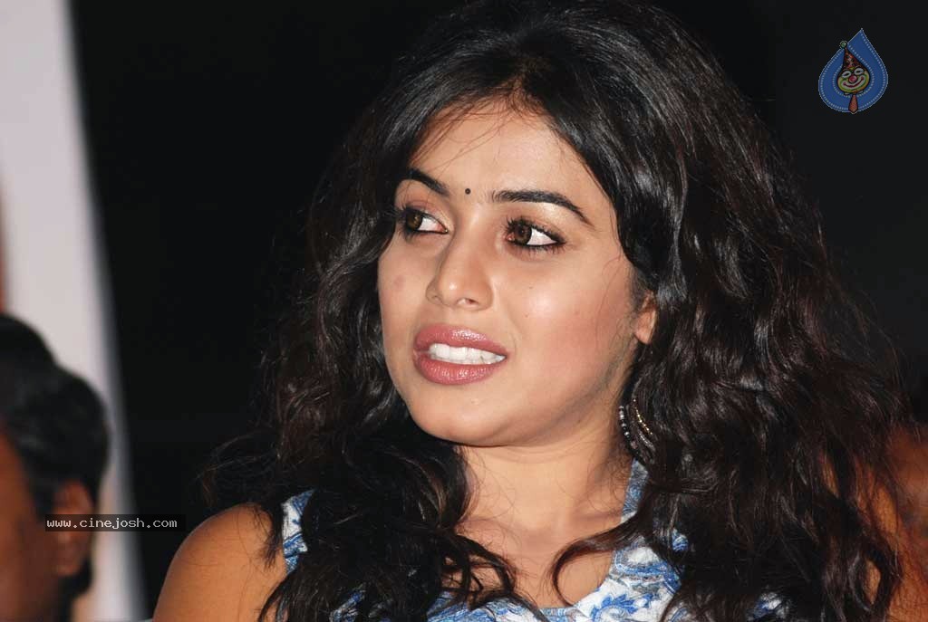 Poorna Latest Stills - 20 / 27 photos
