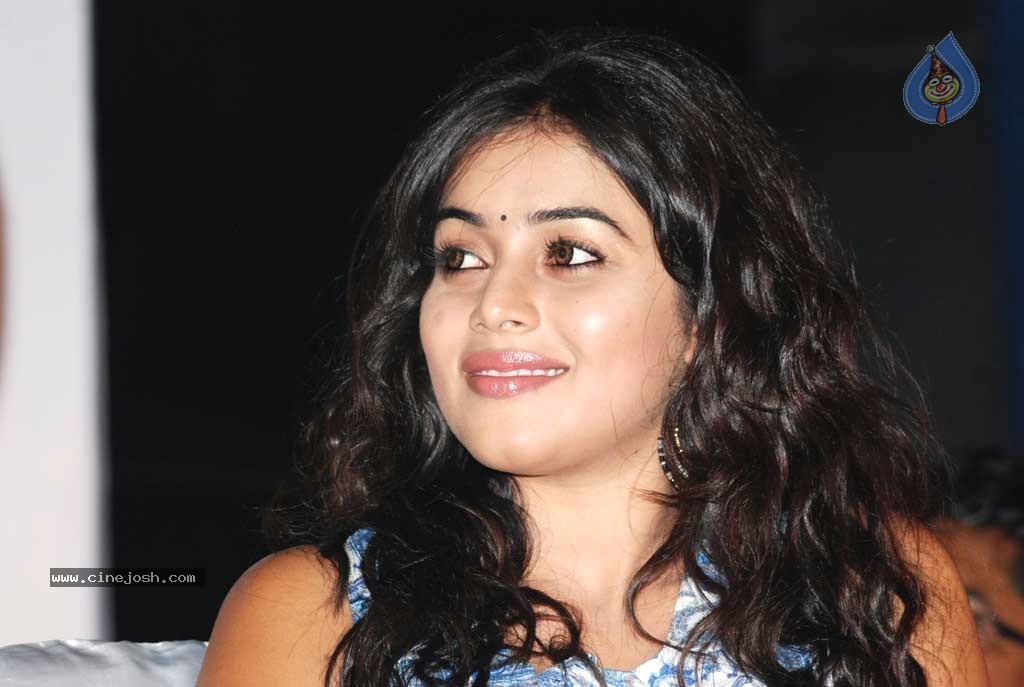 Poorna Latest Stills - 26 / 27 photos