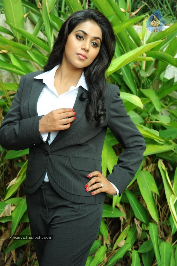 Poorna Latest Stills - 50 / 51 photos