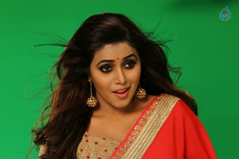 Poorna New Gallery - 31 / 33 photos