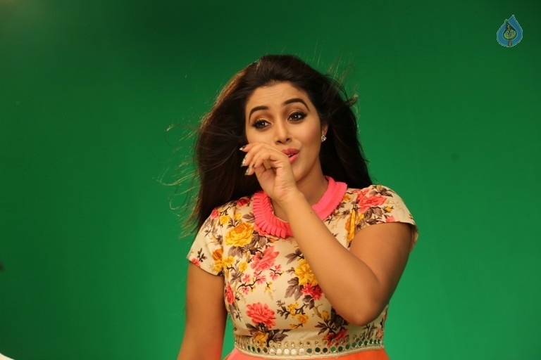 Poorna New Gallery - 32 / 33 photos