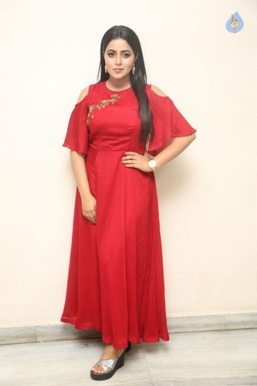 Poorna New Photos - 20 / 41 photos