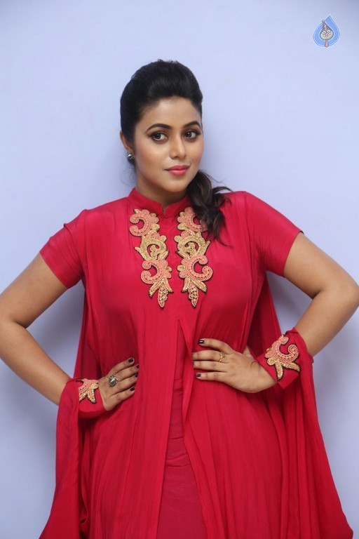 Poorna New Pics - 18 / 53 photos