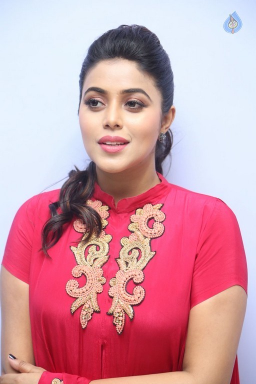 Poorna New Pics - 24 / 53 photos