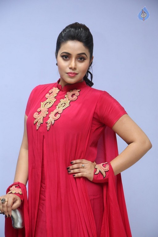 Poorna New Pics - 25 / 53 photos