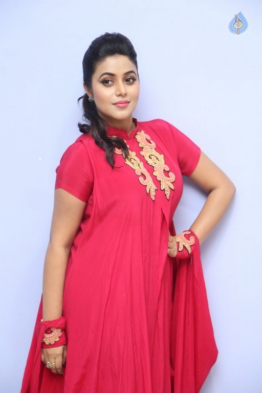 Poorna New Pics - 28 / 53 photos