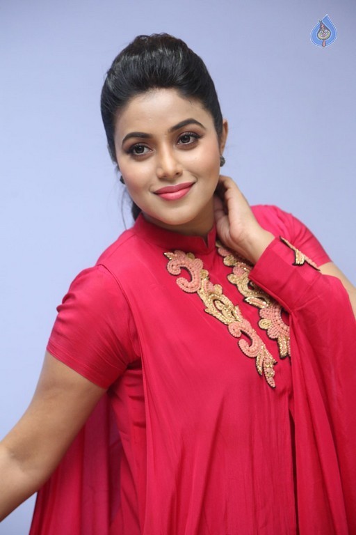 Poorna New Pics - 43 / 53 photos