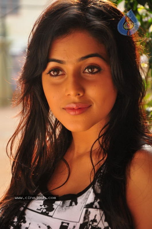 Poorna Stills - 42 / 96 photos