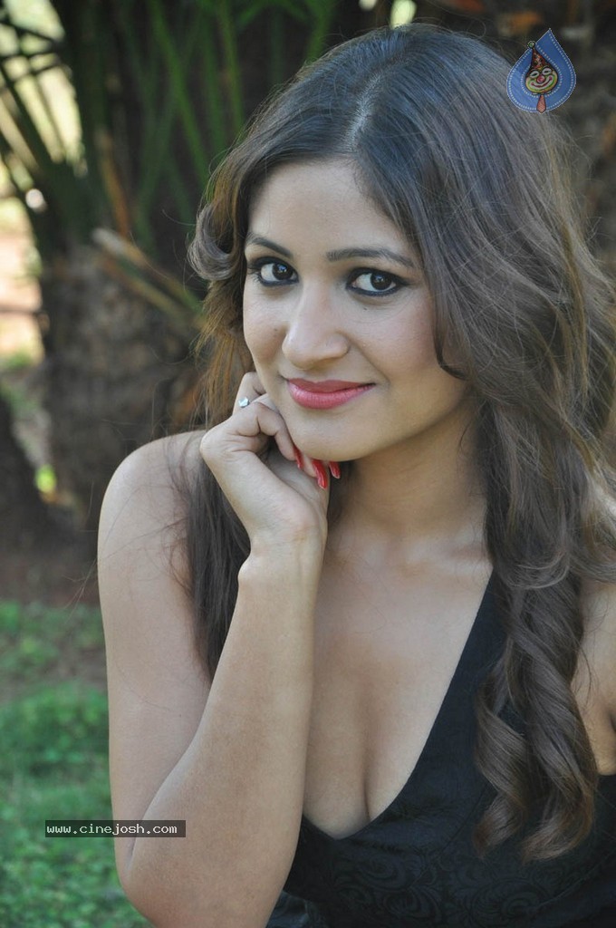 Prabhjeet Kaur Stills - 10 / 45 photos