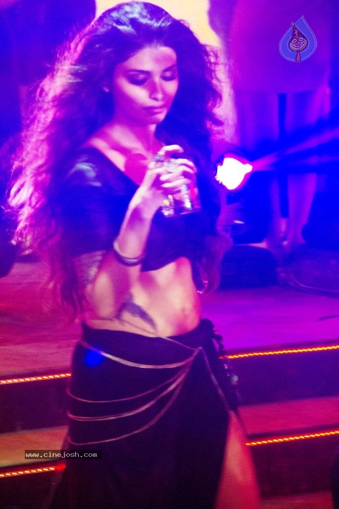 Prachi Desai Hot Stills - 2 / 11 photos