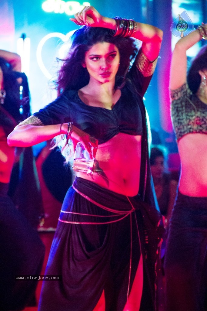 Prachi Desai Hot Stills - 5 / 11 photos