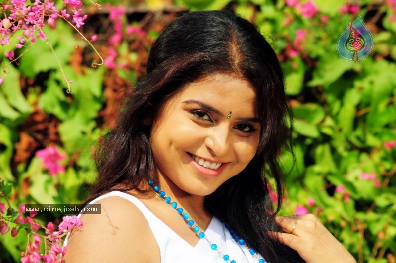  Prachi  Stills - 5 / 18 photos