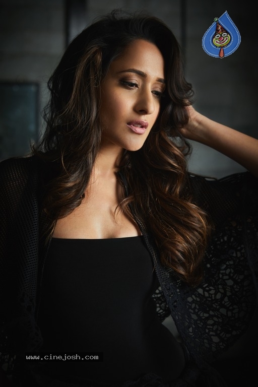 Pragya Jaiswal Latest Photoshoot - 8 / 21 photos