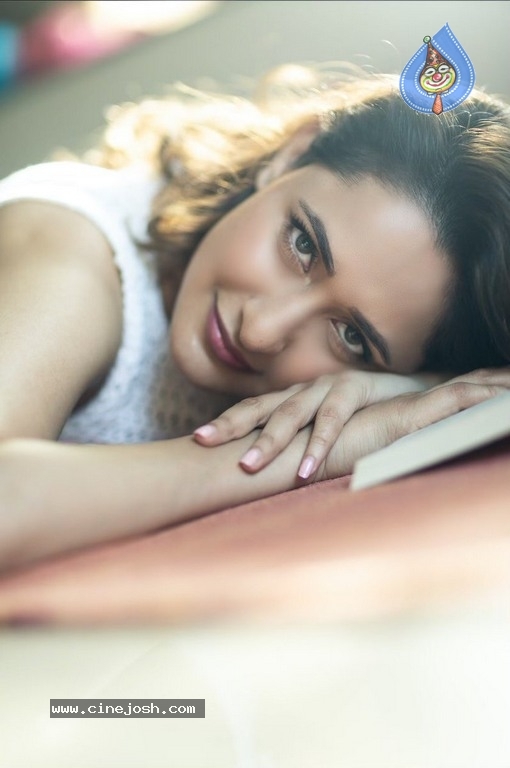 Pragya Jaiswal Photos - 1 / 17 photos