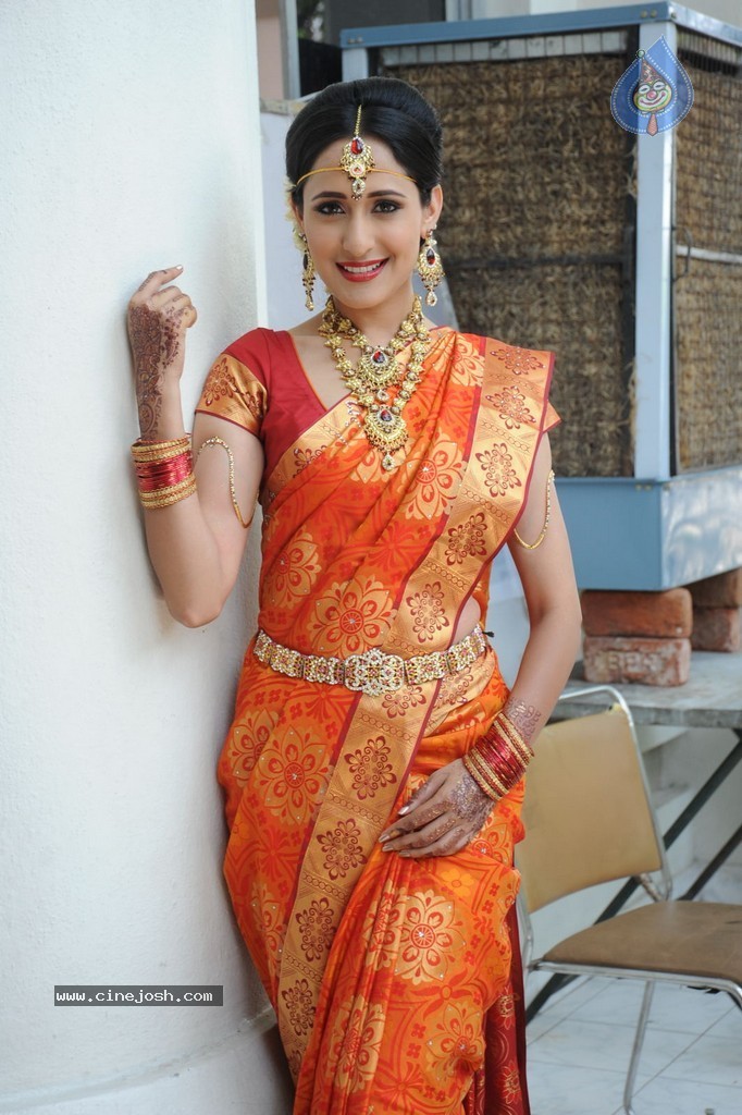 Pragya Jaiswal Stills - 26 / 82 photos