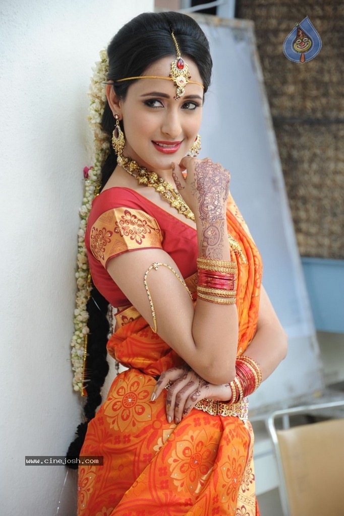 Pragya Jaiswal Stills - 33 / 82 photos