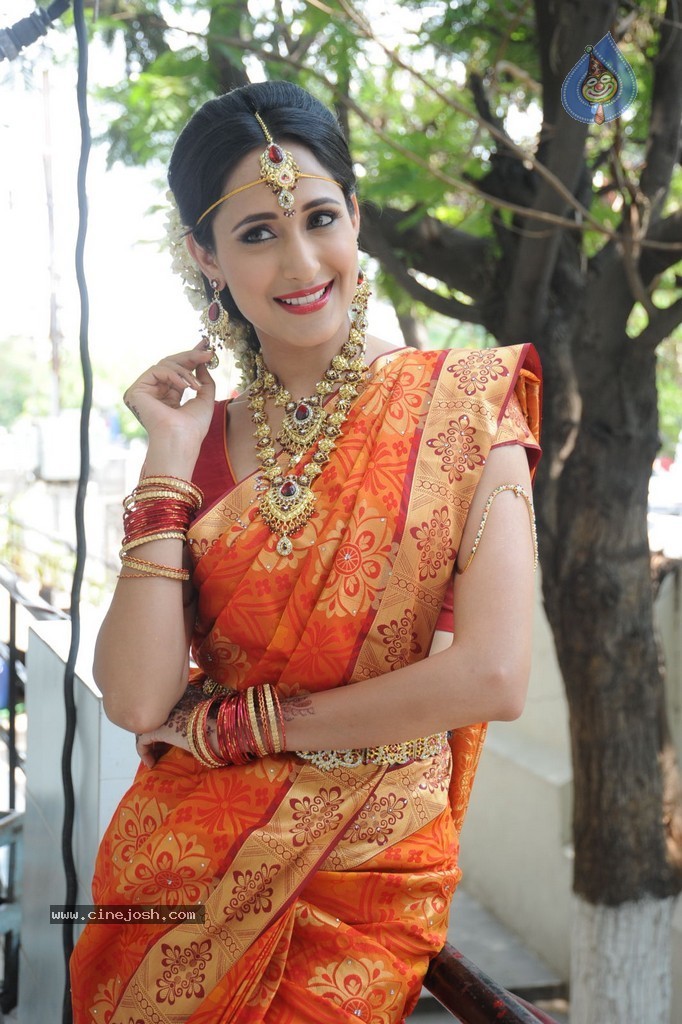 Pragya Jaiswal Stills - 40 / 82 photos