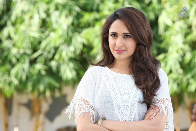 Pragya Jaiswal Stills in Gunturodu Movie - 11 / 21 photos