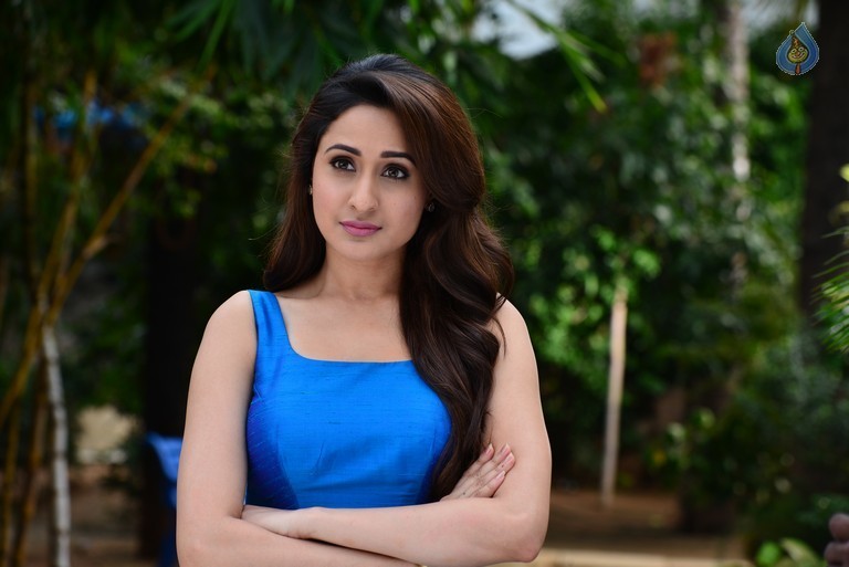Pragya Jaiswal Stills in Gunturodu Movie - 14 / 21 photos