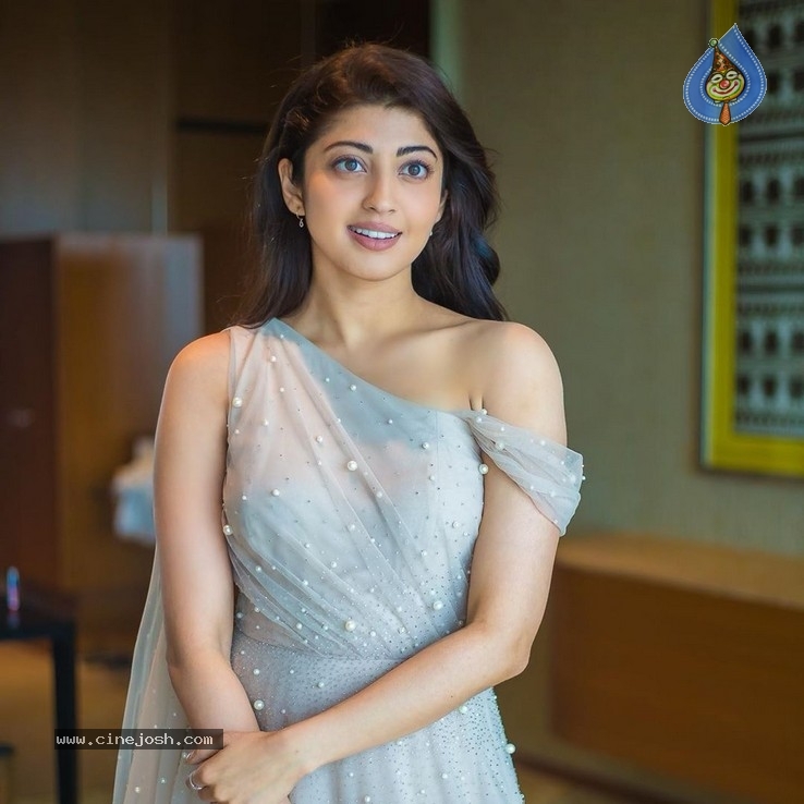 Pranitha Stills - 4 / 5 photos