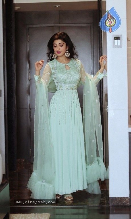 Pranitha Subhash Photos - 1 / 7 photos