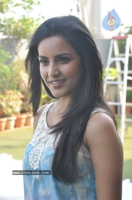 Priya Anand Stills - 13 / 103 photos