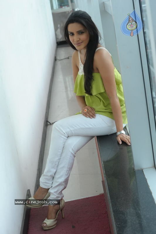 Priya Anand Latest Photos - 28 / 89 photos