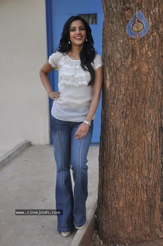 Priya Anand Photo Gallery - 32 / 85 photos