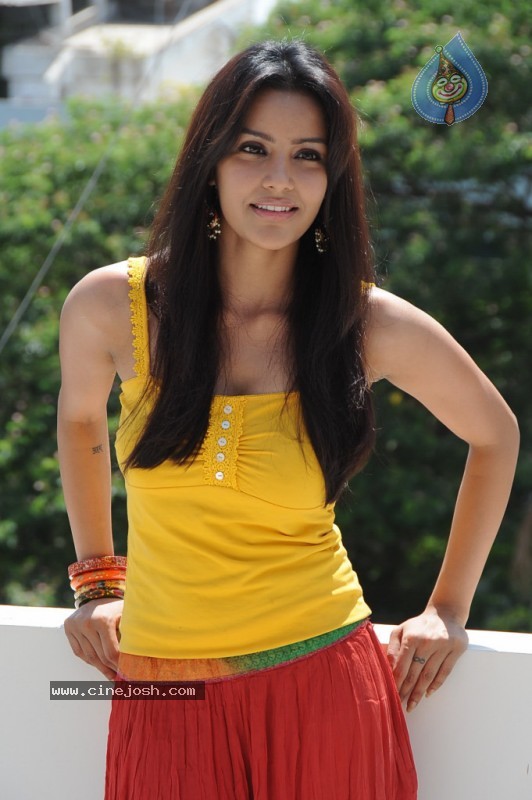 Priya Anand Photo Stills - 34 / 64 photos