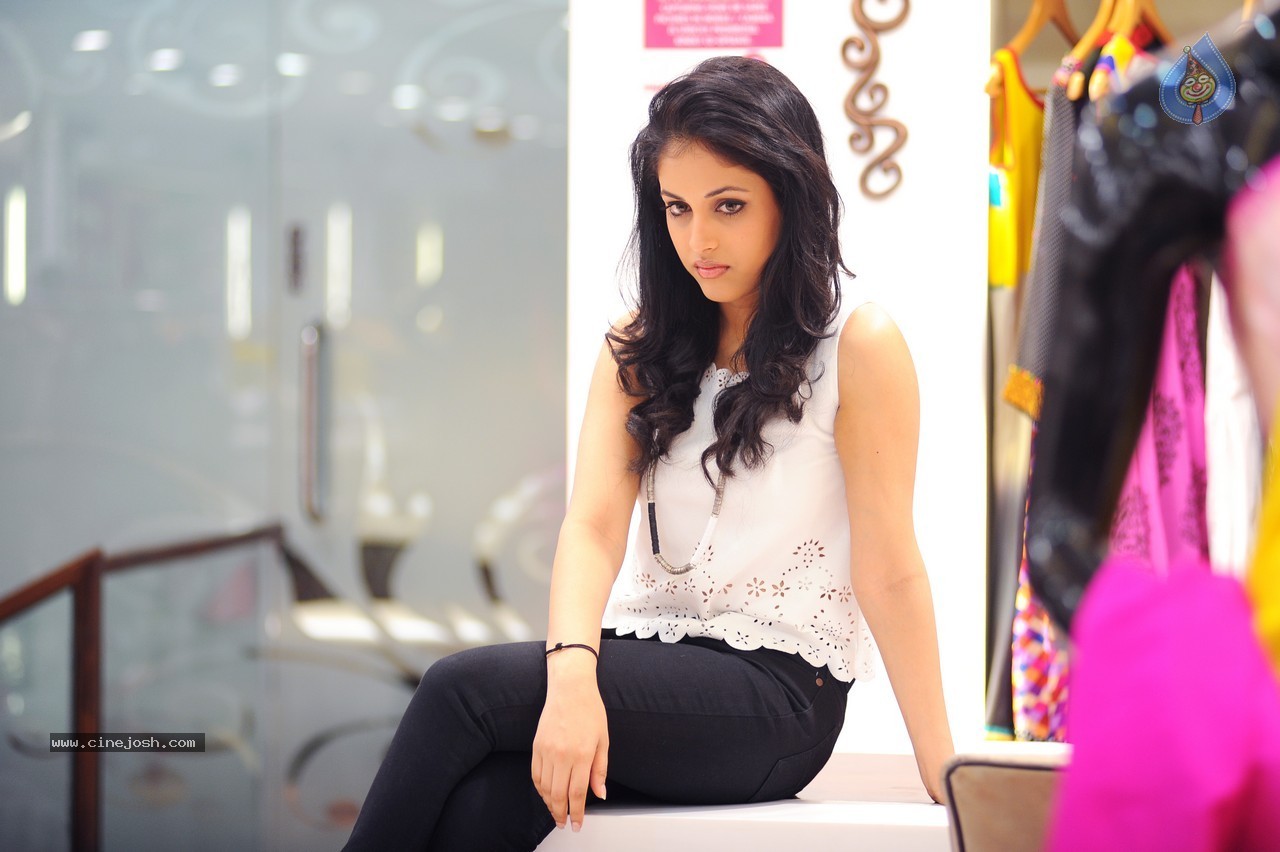 Priya Banerjee Stills in Joru - 15 / 17 photos