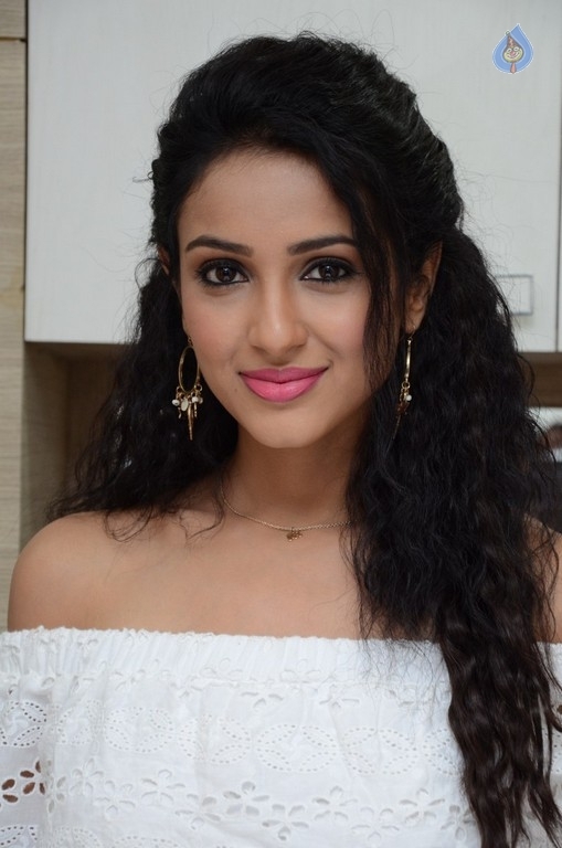 Priya Shri New Stills - 10 / 35 photos