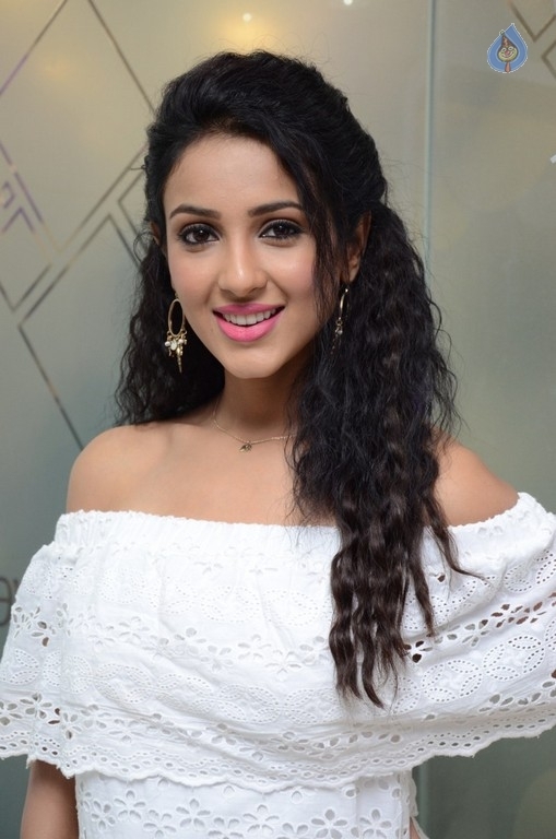 Priya Shri New Stills - 25 / 35 photos