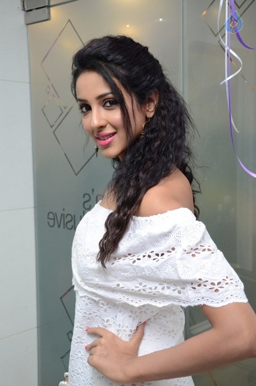 Priya Shri New Stills - 27 / 35 photos