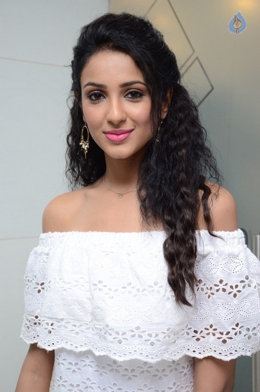 Priya Shri New Stills - 29 / 35 photos