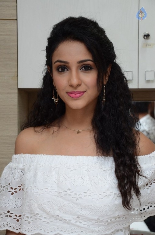Priya Shri New Stills - 33 / 35 photos