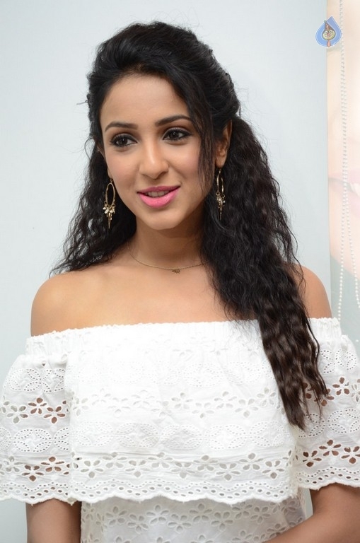 Priya Shri New Stills - 34 / 35 photos