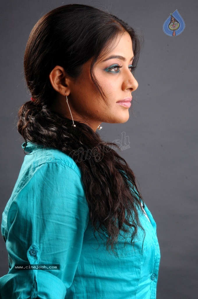 Priyamani New Hot Stills - 14 / 86 photos