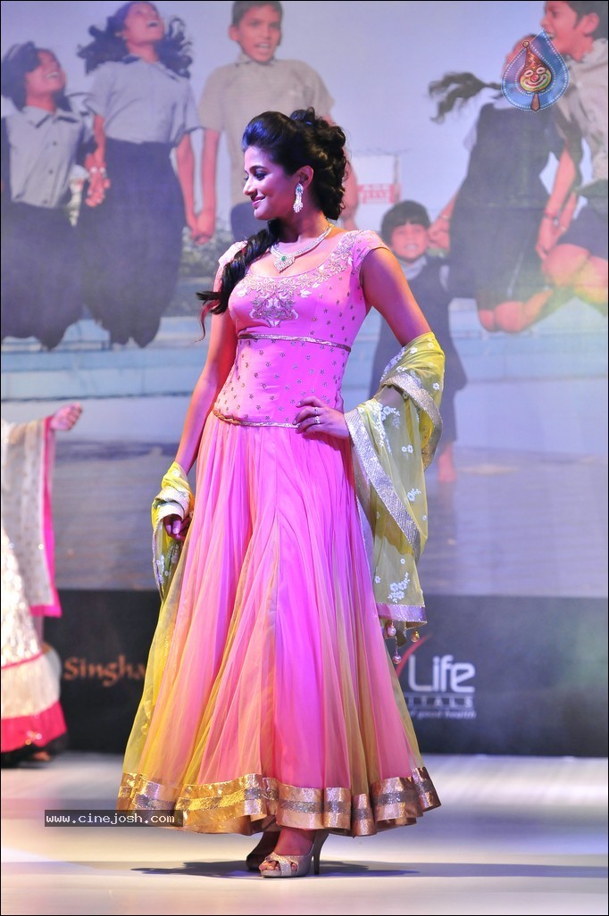 Priyamani Ramp Walk Photos - 18 / 40 photos