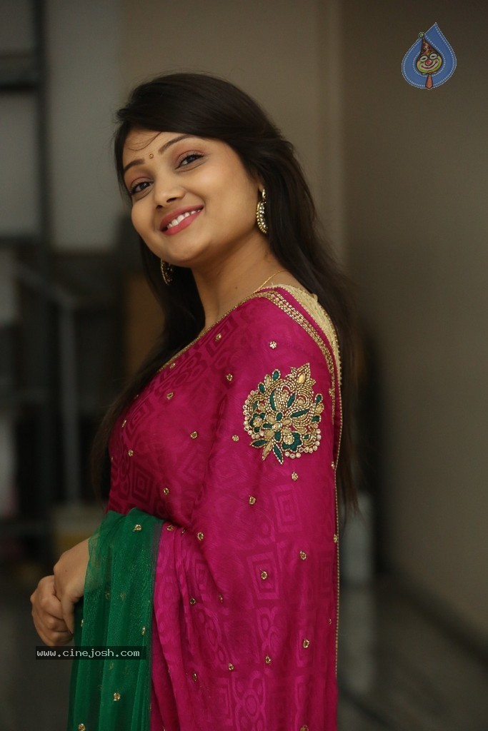 Priyanka Cute Stills - 102 / 152 photos