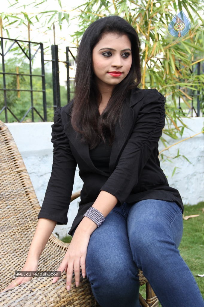 Priyanka New Stills - 14 / 64 photos