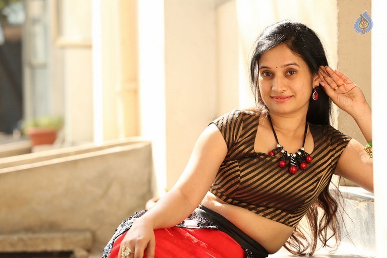 Priyanka Pallavi Latest Images - 18 / 53 photos