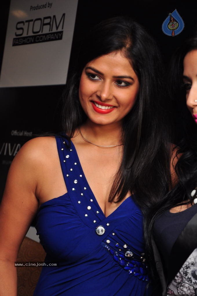 Priyanka Shah Hot Stills - 89 / 108 photos
