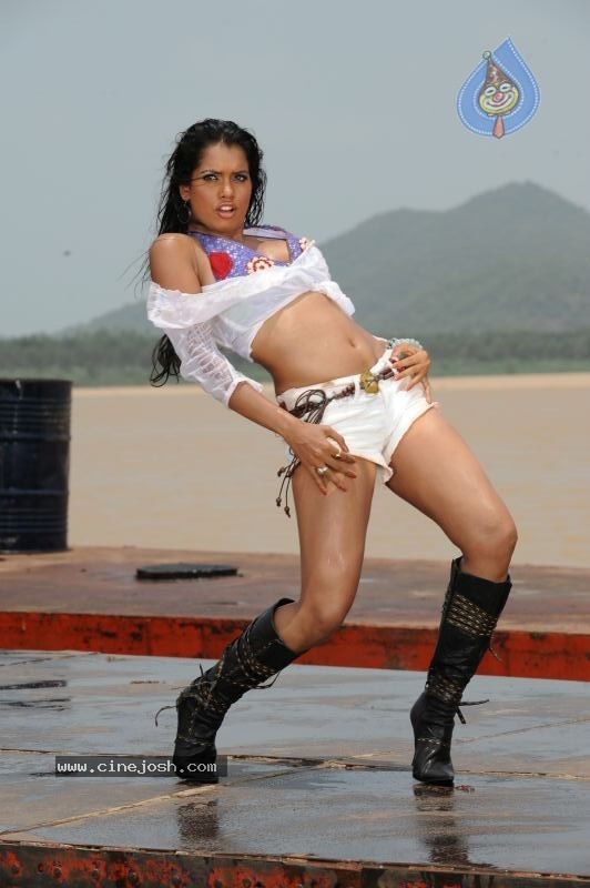 Puja Hot Pics - 58 / 100 photos