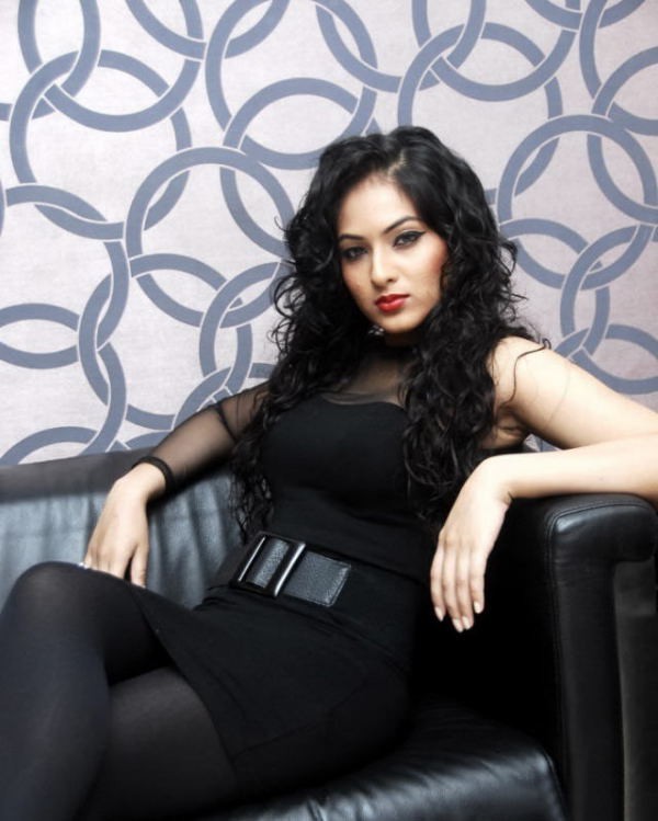 Puli Heroine Nikesha Patel Stills - 1 / 13 photos