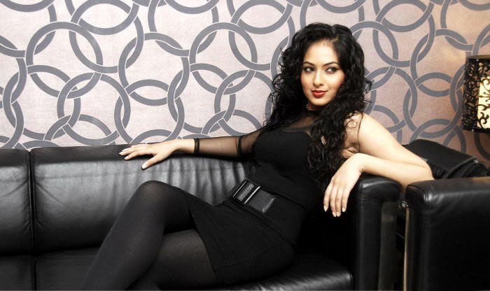 Puli Heroine Nikesha Patel Stills - 6 / 13 photos