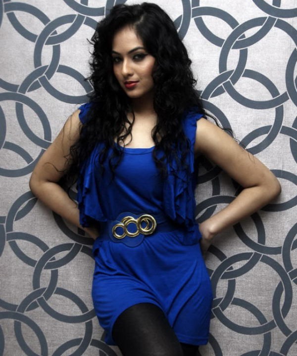 Puli Heroine Nikesha Patel Stills - 9 / 13 photos
