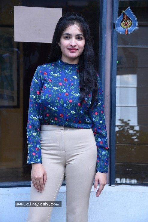 Pullamola Priya Stills - 3 / 20 photos
