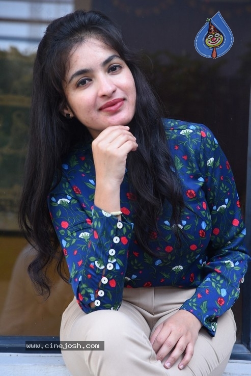 Pullamola Priya Stills - 10 / 20 photos